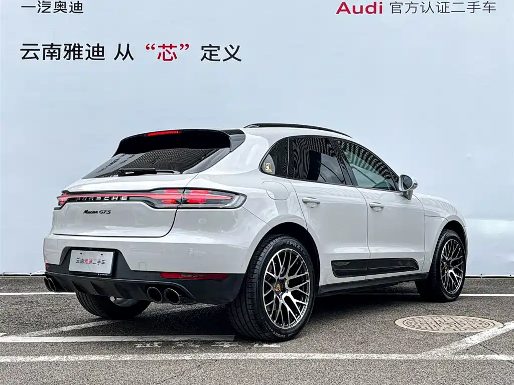 PORSCHE MACAN