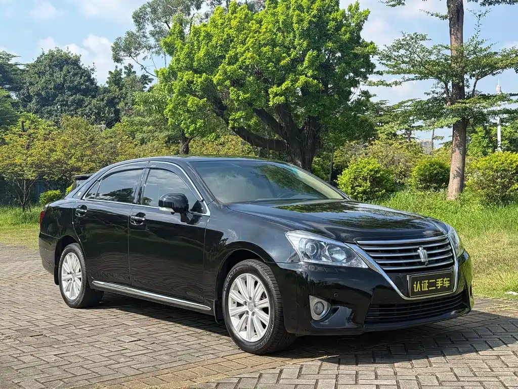 Toyota Crown — миниатюра 3