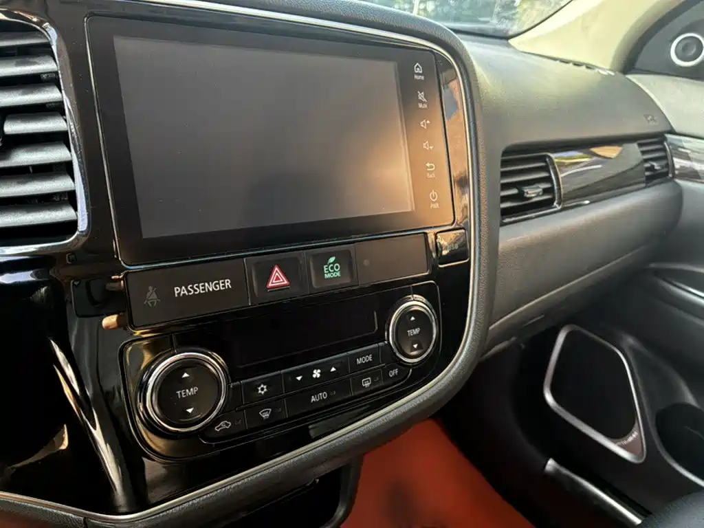 Mitsubishi Outlander — миниатюра 12