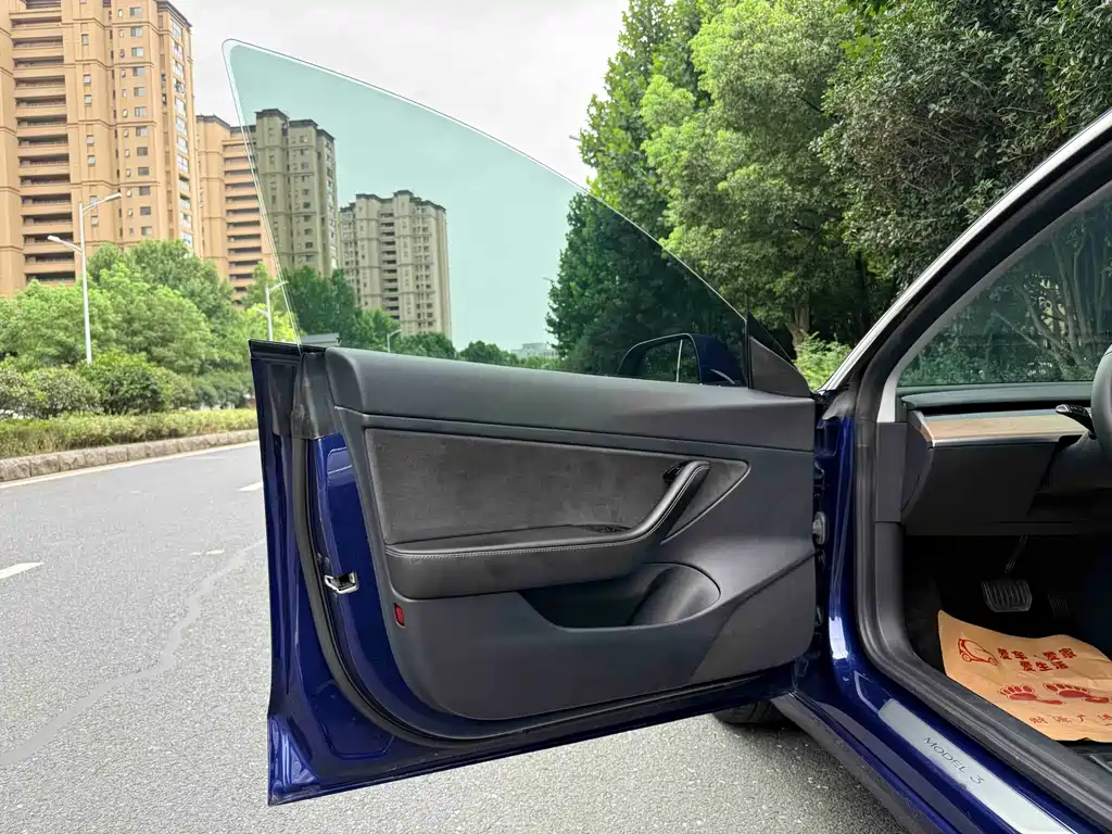 Tesla Model 3 — миниатюра 6