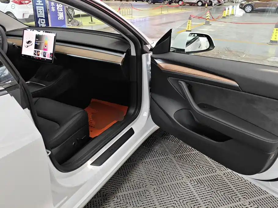 Tesla Model 3 — миниатюра 8