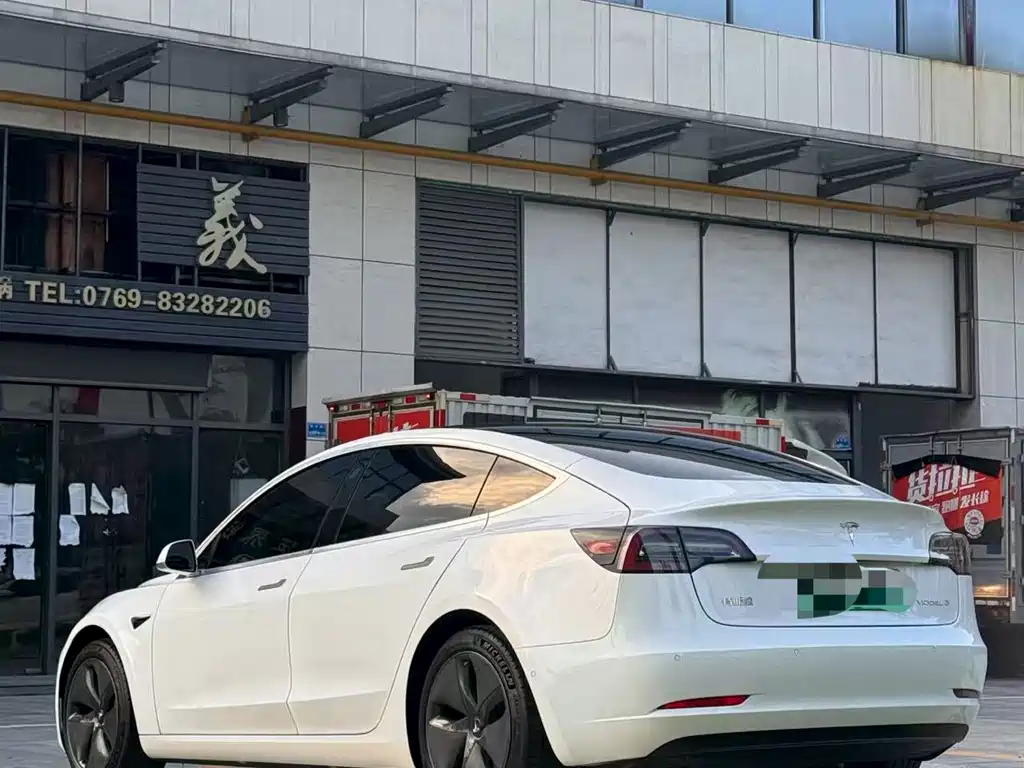 Tesla Model 3 — миниатюра 5