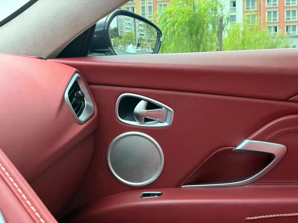 Aston Martin DB11 — миниатюра 14