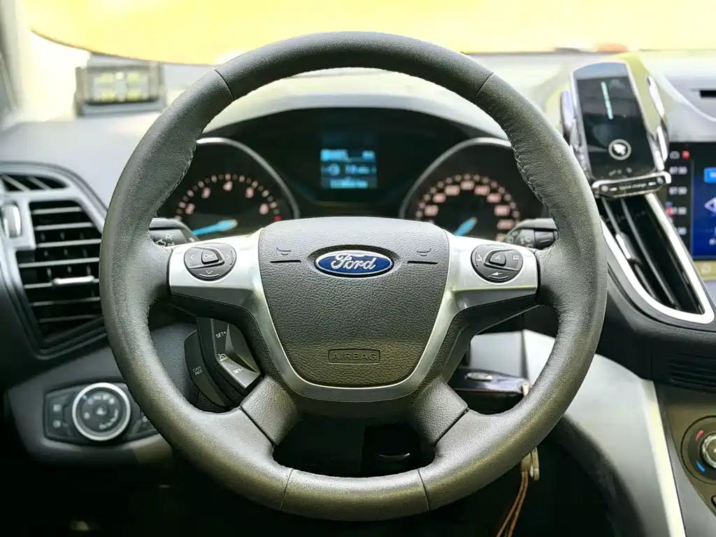 Ford Kuga — миниатюра 7