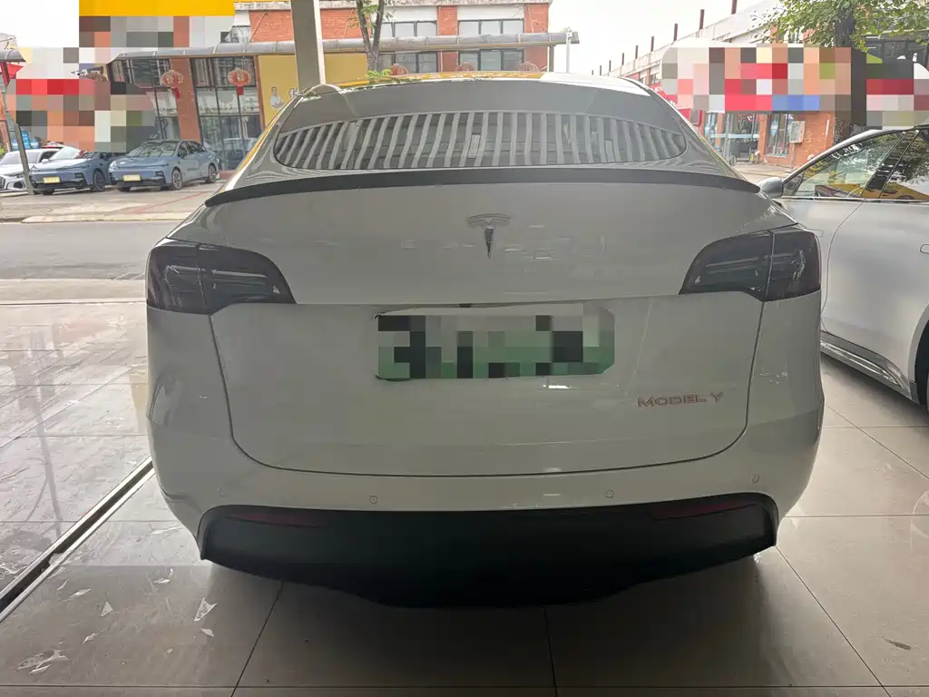 Tesla Model Y — миниатюра 11