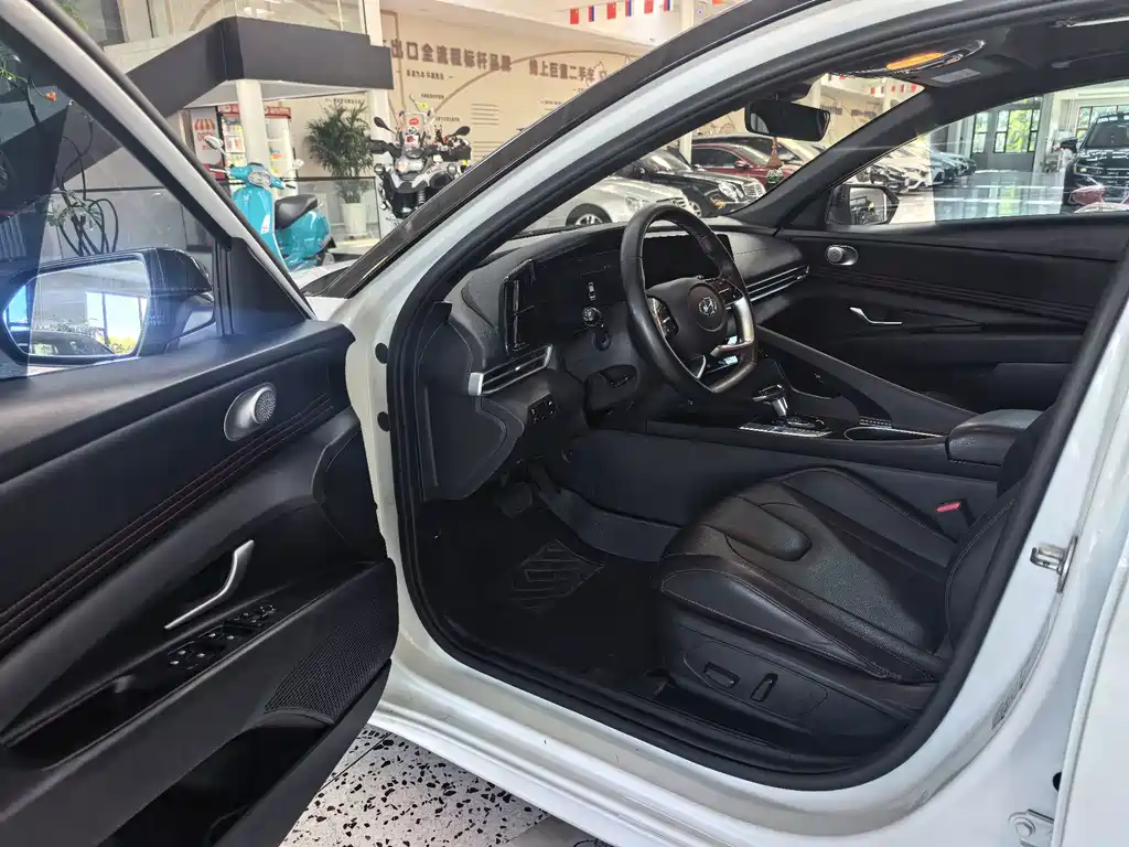Hyundai Elantra — миниатюра 10