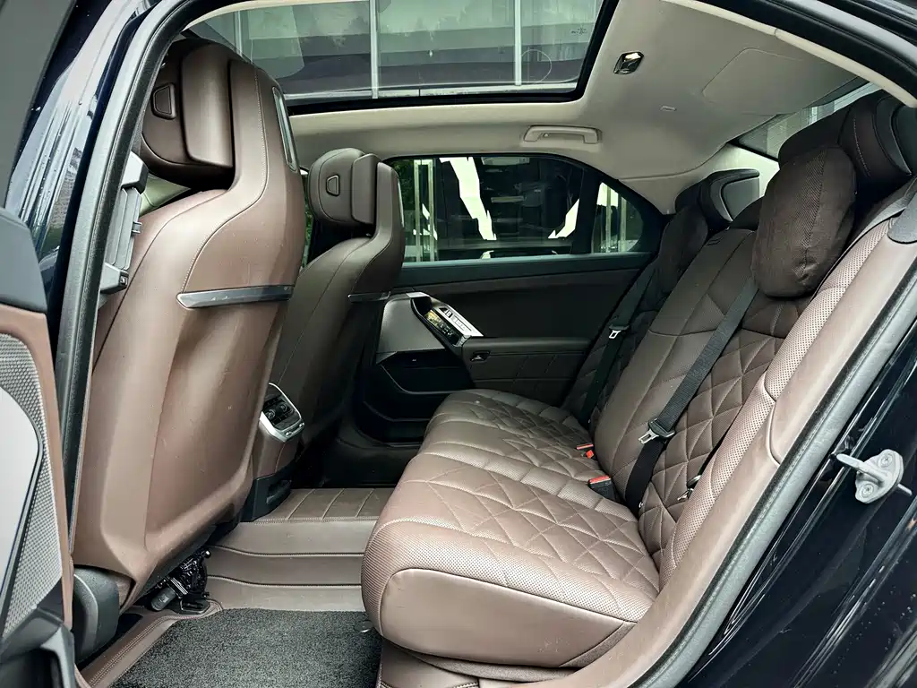 BMW 7 Series — миниатюра 10