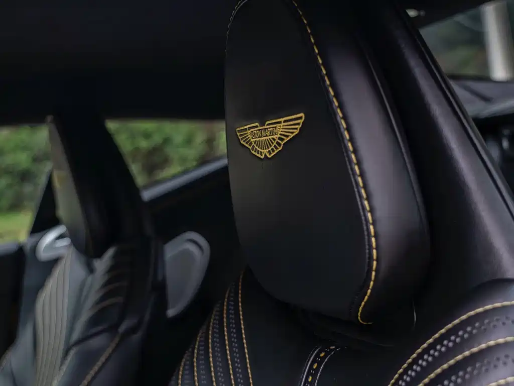 Aston Martin DB11 — миниатюра 10
