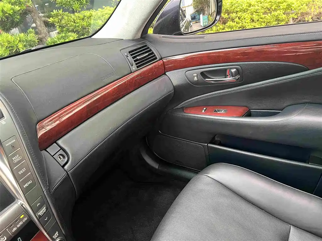 Lexus LS — миниатюра 5