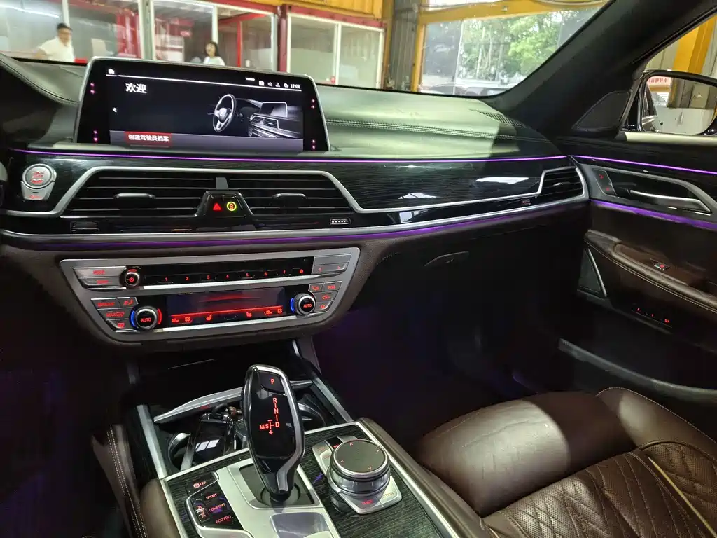 BMW 7 Series — миниатюра 11