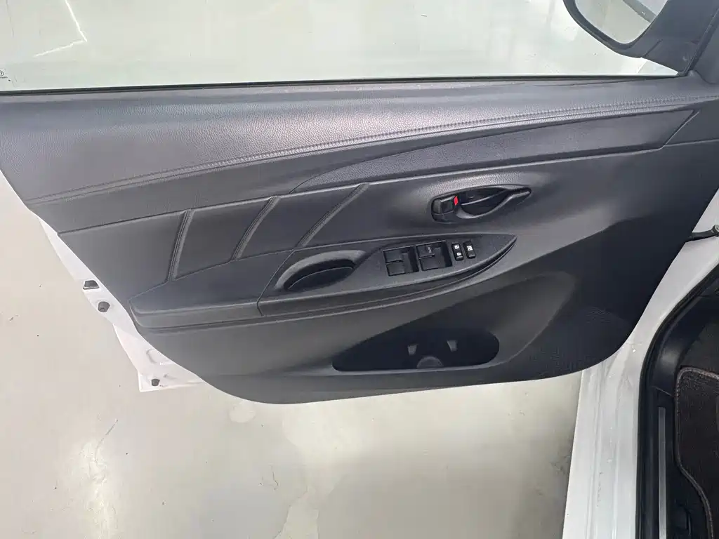 Toyota Yaris L — миниатюра 7