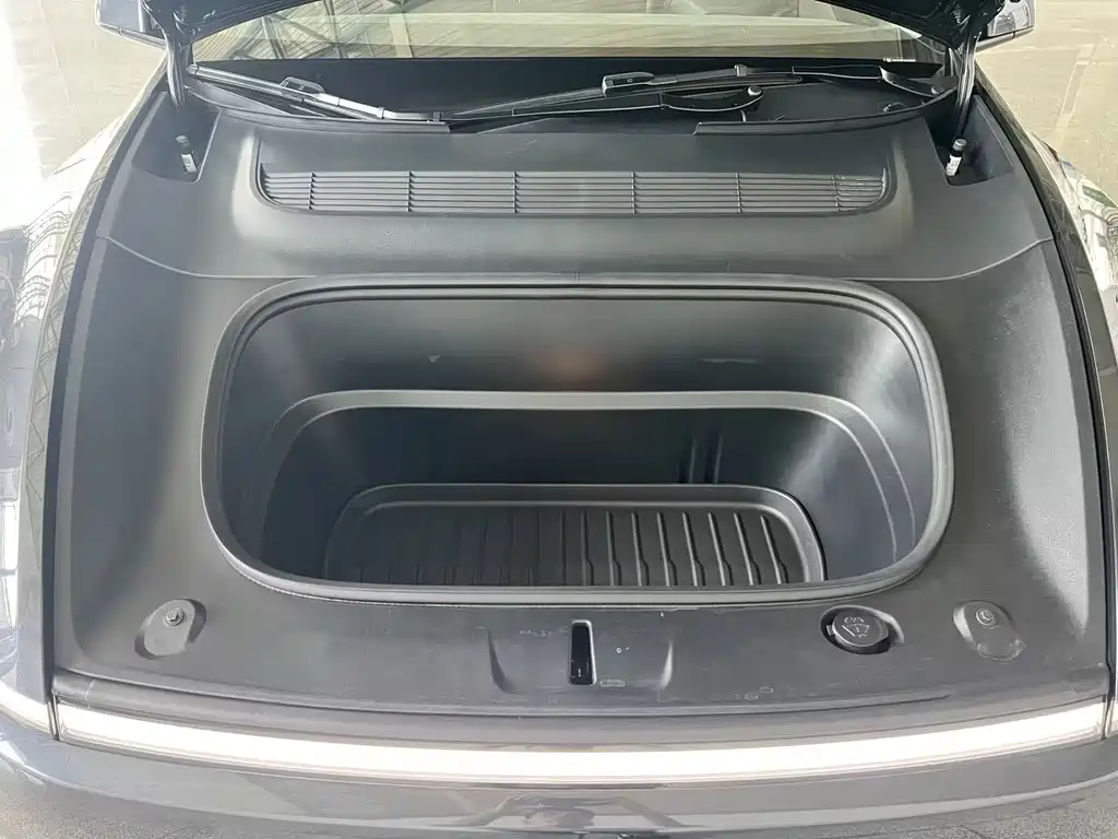 Tesla Model Y — миниатюра 24