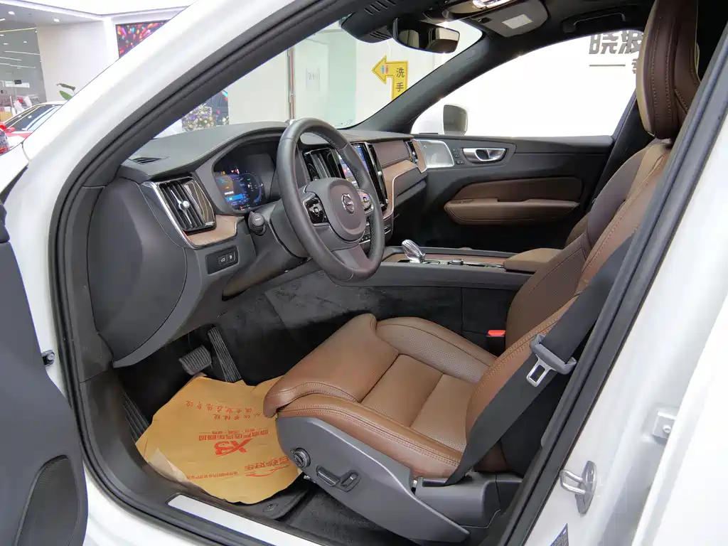 Volvo XC60 PHEV — миниатюра 10