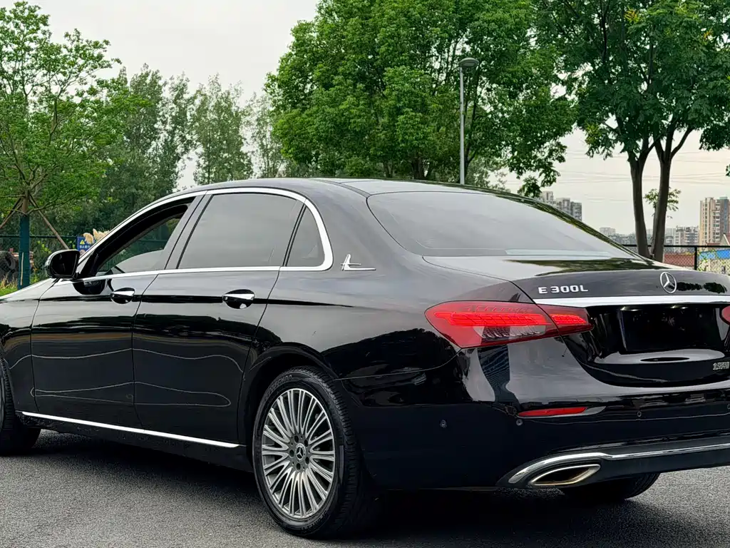 Mercedes-Benz E-Class — миниатюра 7