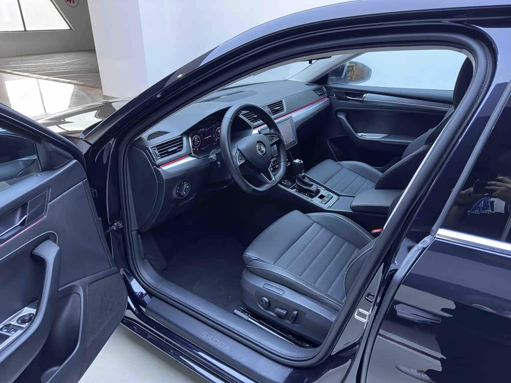 Skoda Superb 1.4 л 2023 г. Чёрный, пробег 31000 км