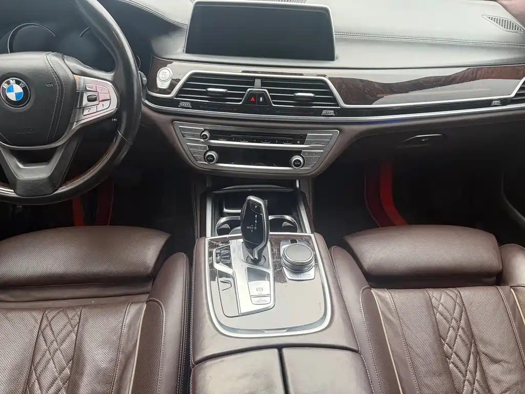BMW 7 Series — миниатюра 13