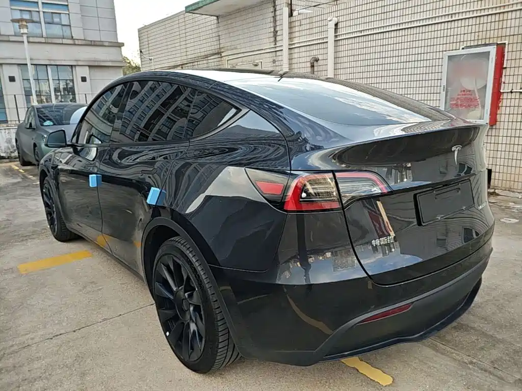 Tesla Model Y — миниатюра 24
