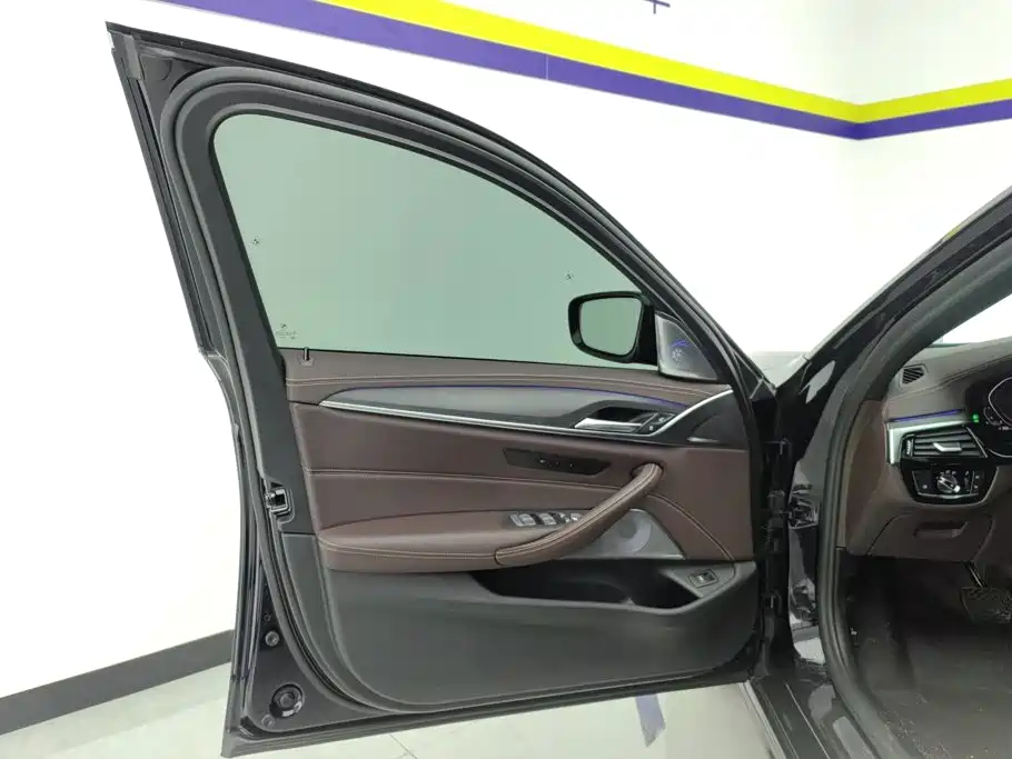 BMW 5 Series — миниатюра 7