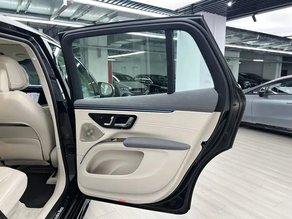 Mercedes-Benz EQS SUV — миниатюра 14
