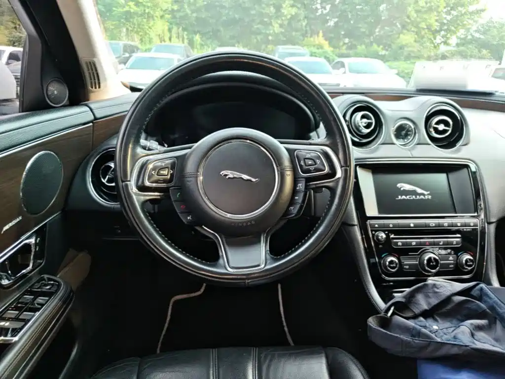 Jaguar XJ — миниатюра 15