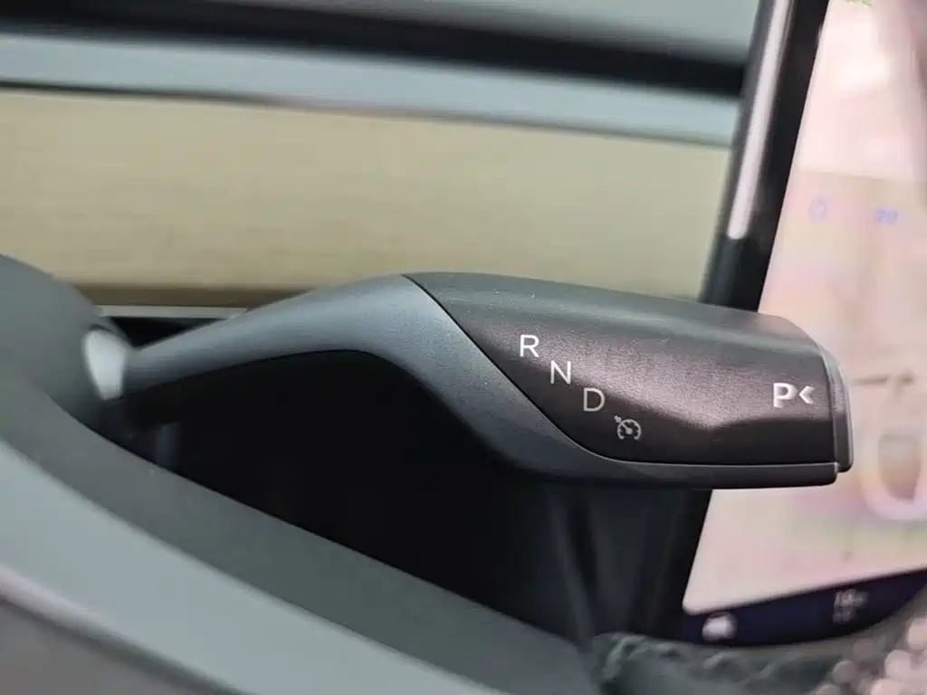 Tesla Model Y — миниатюра 14