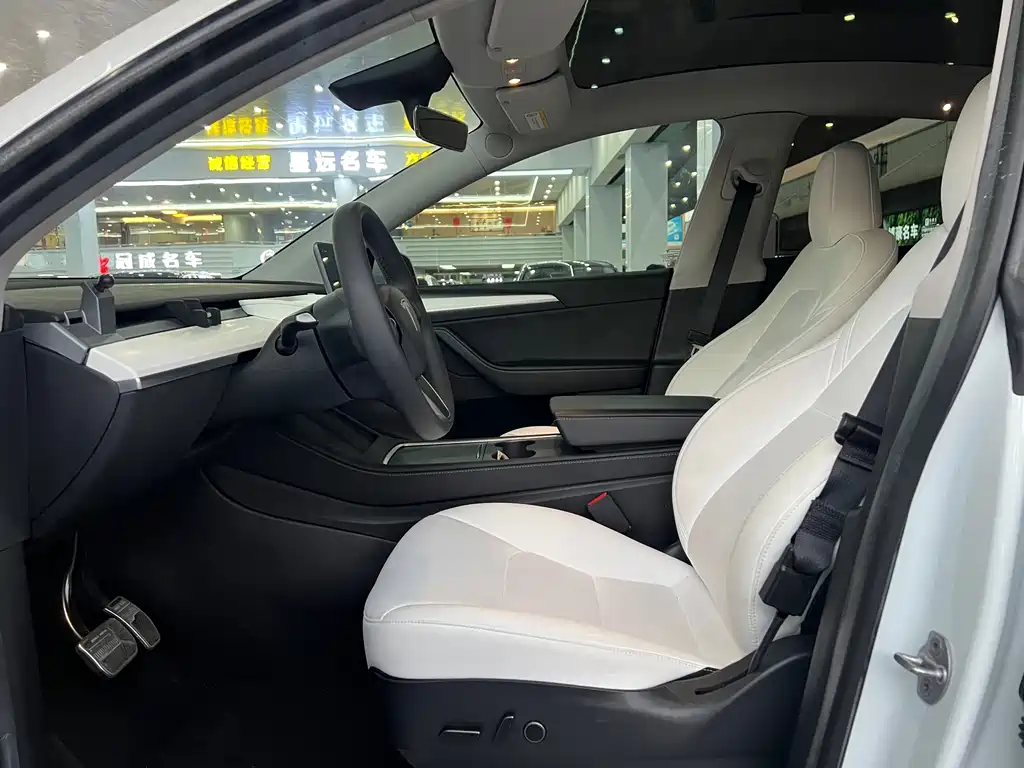 Tesla Model Y — миниатюра 7
