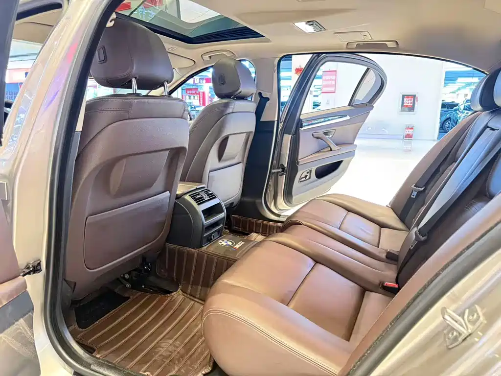 BMW 5 Series — миниатюра 11
