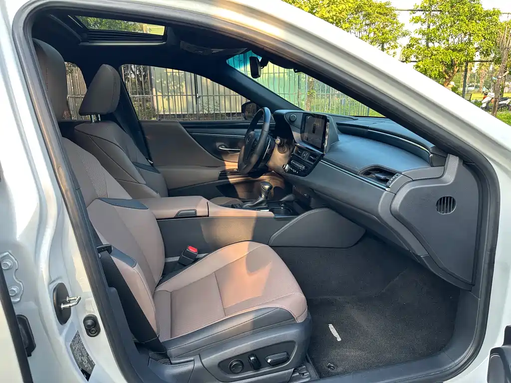 Lexus ES — миниатюра 12