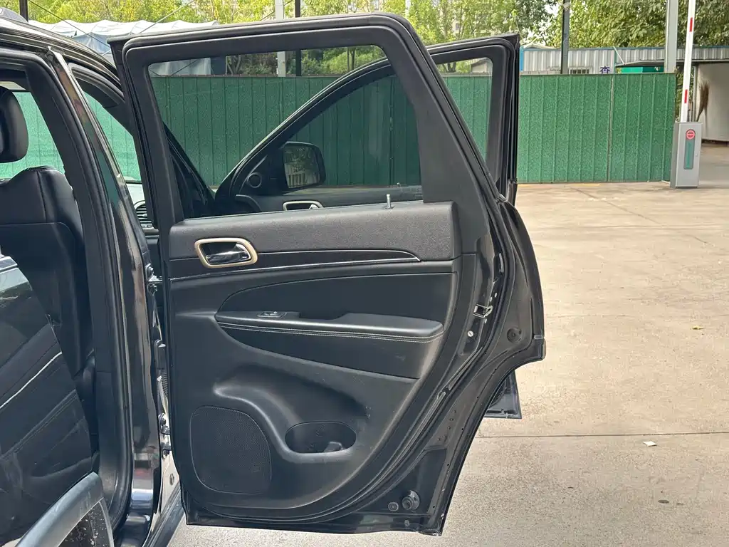 Jeep Grand Cherokee (Import) — миниатюра 14