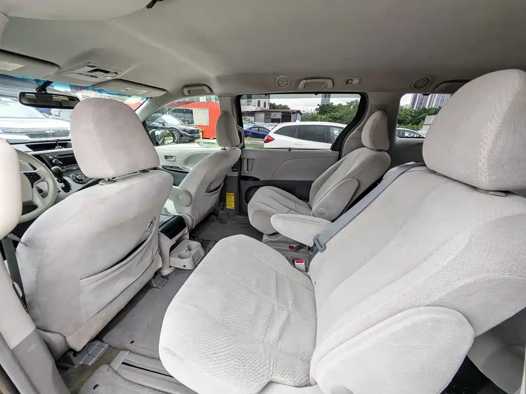 Toyota Sienna — миниатюра 14