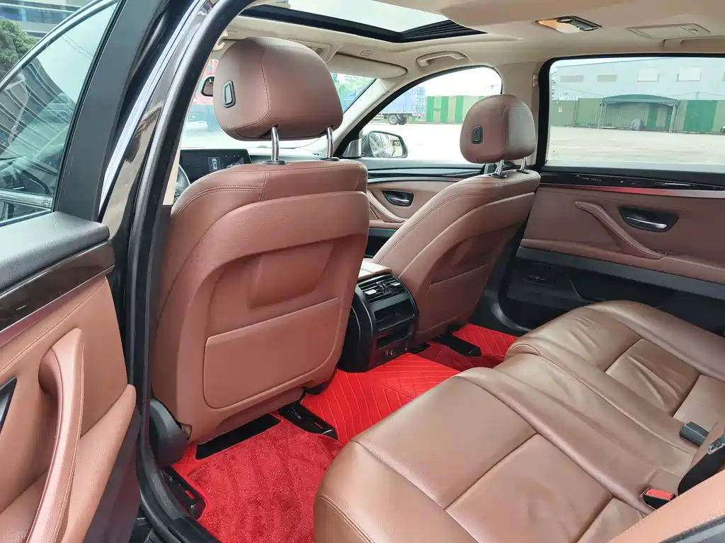 BMW 5 Series — миниатюра 10