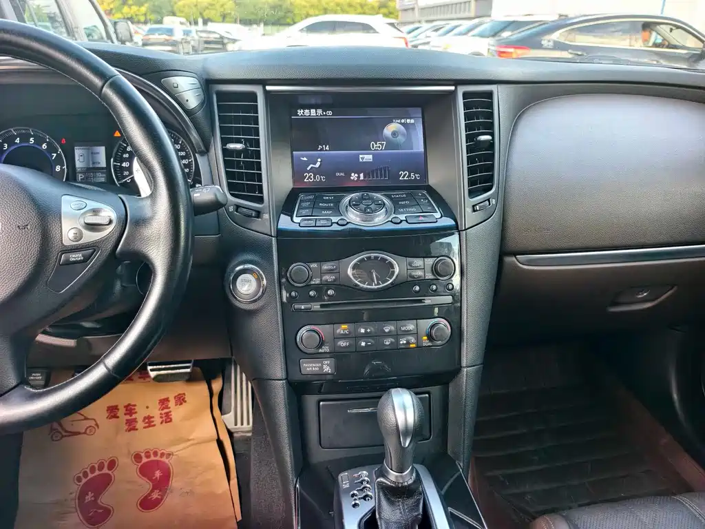 Infiniti QX70 — миниатюра 12