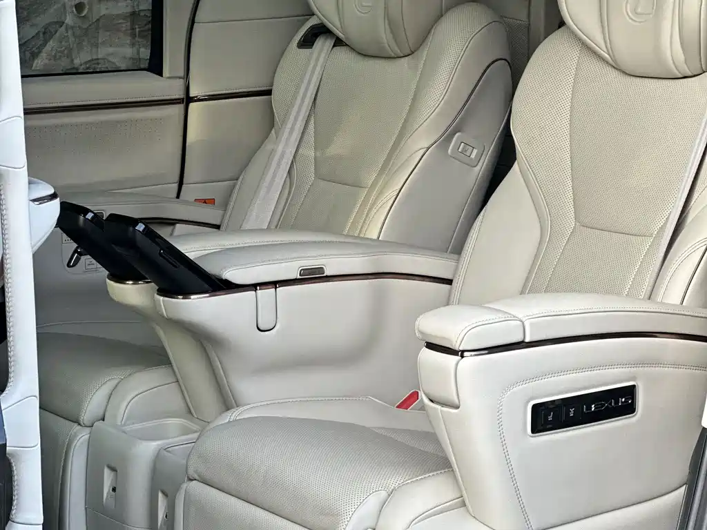 Lexus LM — миниатюра 10