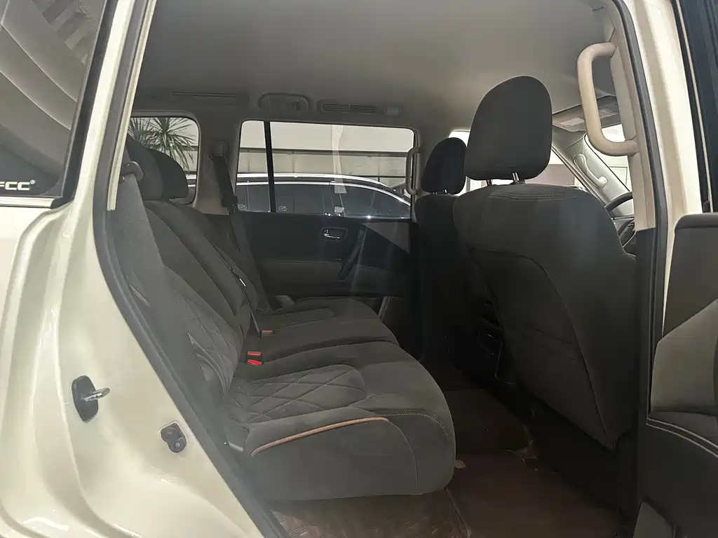 Nissan Patrol — миниатюра 14