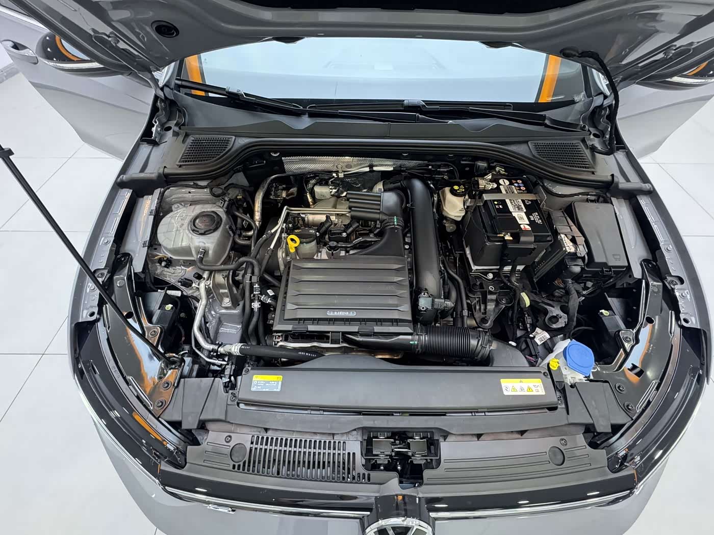 Volkswagen Golf 1.4 л 2023 г. Серебристо-серый, пробег 17000 км