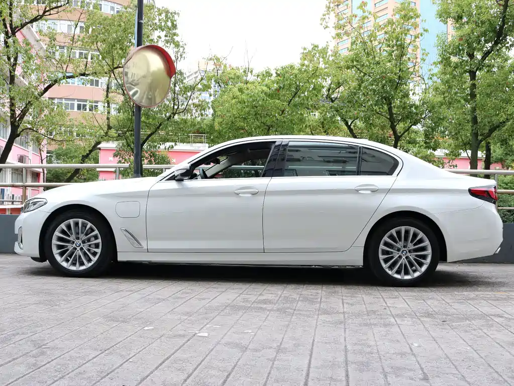 BMW 5 Series New Energy — миниатюра 2