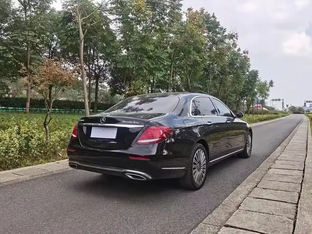 Mercedes-Benz E-Class — миниатюра 7