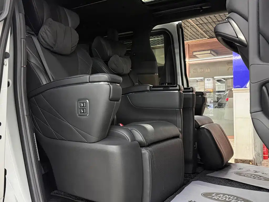 Toyota Alphard — миниатюра 10