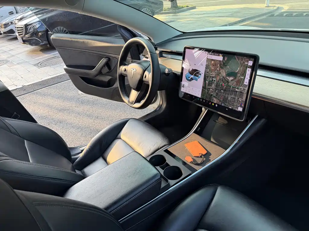 Tesla Model 3 — миниатюра 12