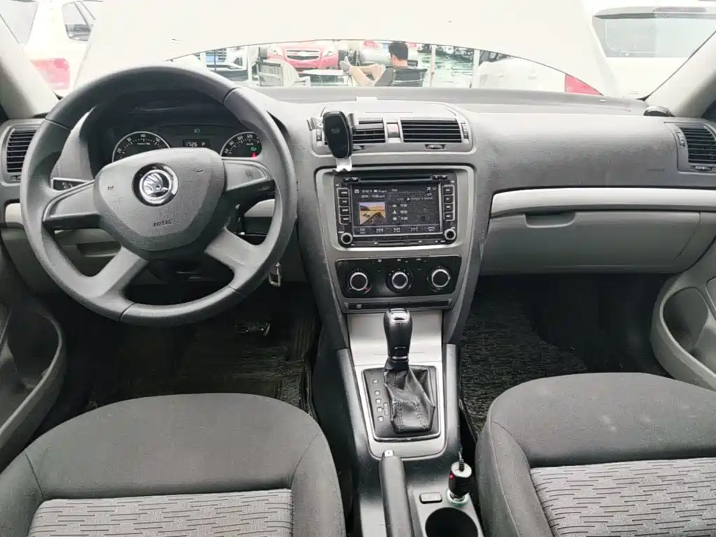 Skoda Octavia 2015 1.6L AT