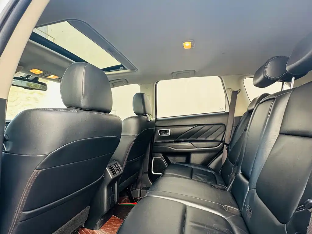 MITSUBISHI OUTLANDER