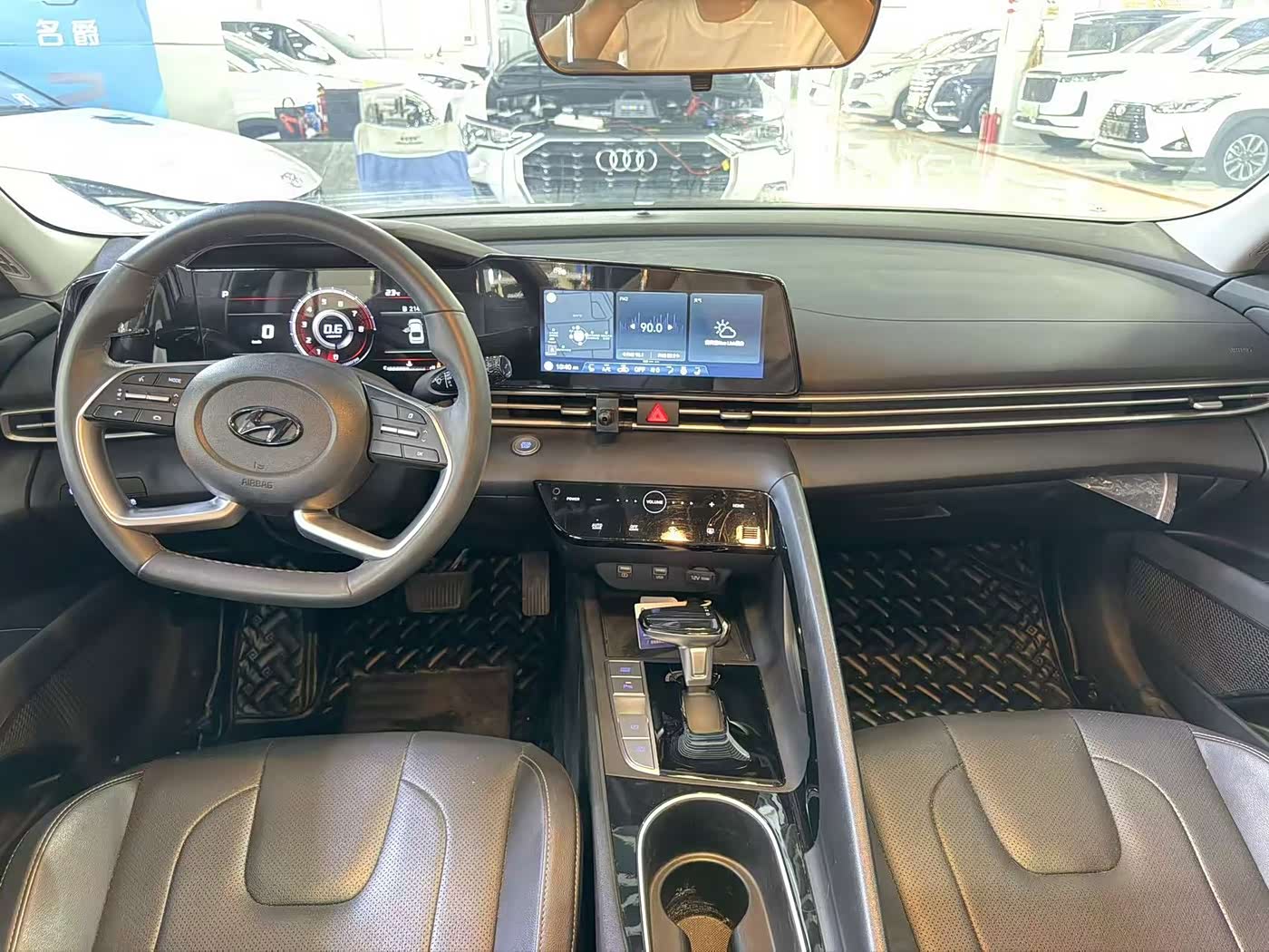 Hyundai Elantra 1.5 л 2023 г. Белый, пробег 31000 км