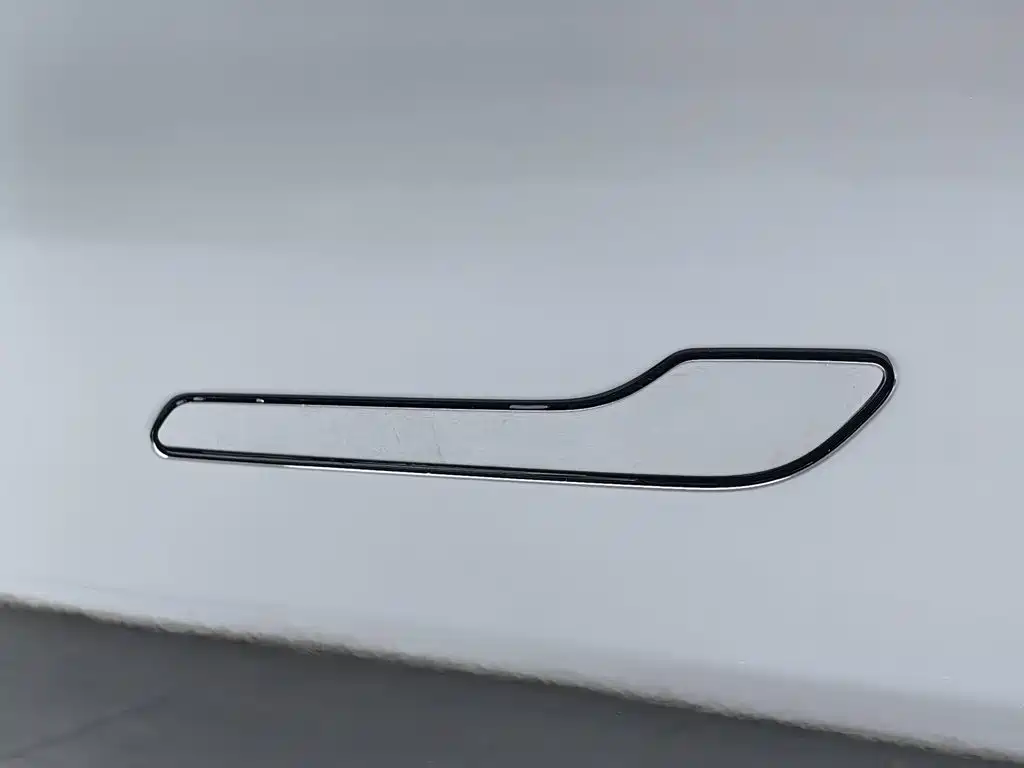 Tesla Model Y — миниатюра 18