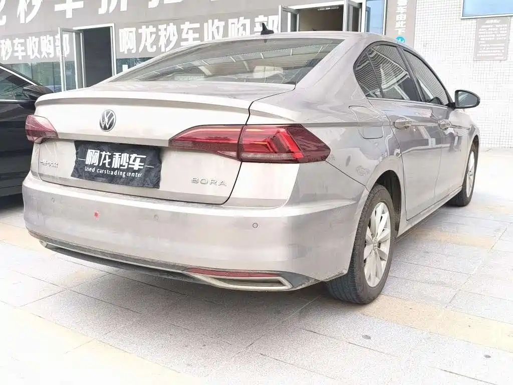 VOLKSWAGEN BORA