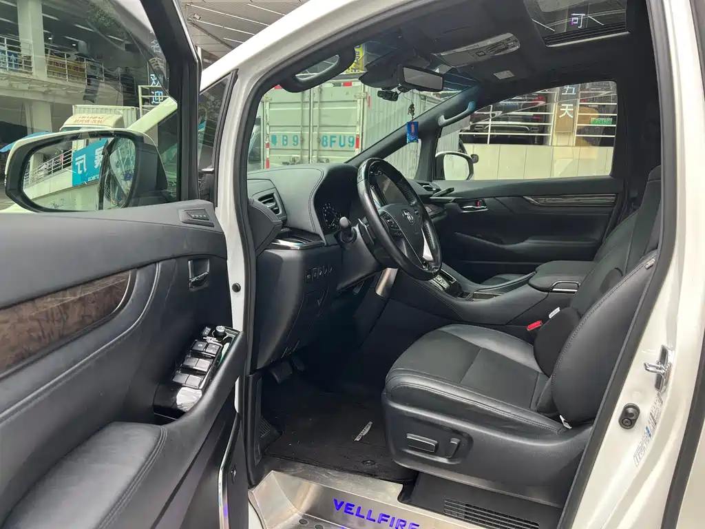 Toyota Vellfire — миниатюра 12