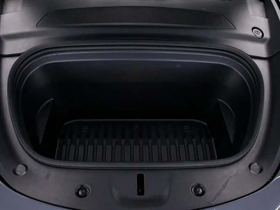 Tesla Model Y — миниатюра 17
