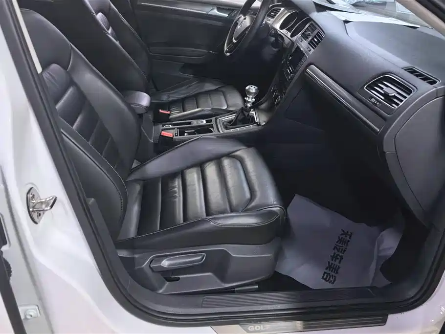 Volkswagen Golf 2016 230TSI AT Luxury