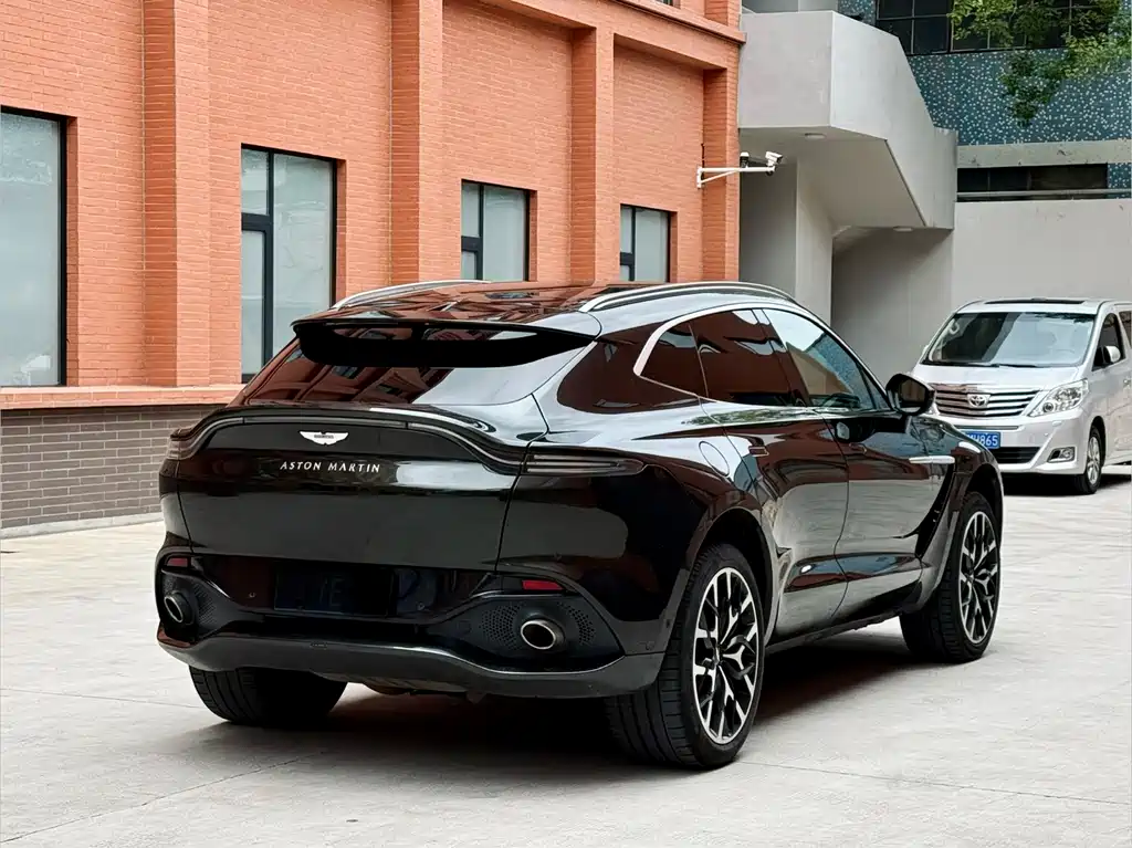Aston Martin DBX — миниатюра 4