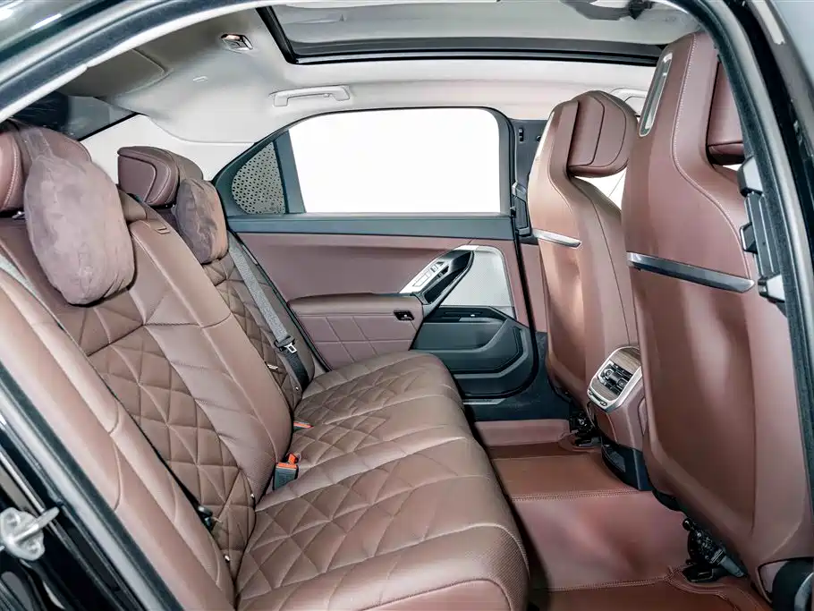 BMW 7 Series — миниатюра 23