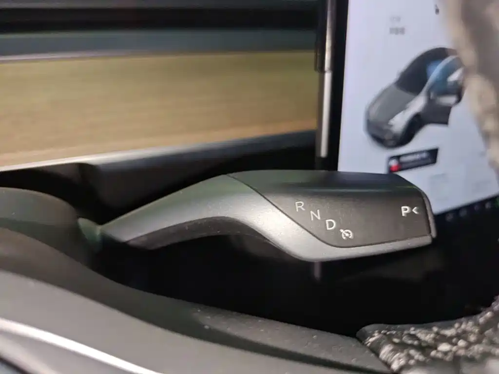 Tesla Model Y — миниатюра 14